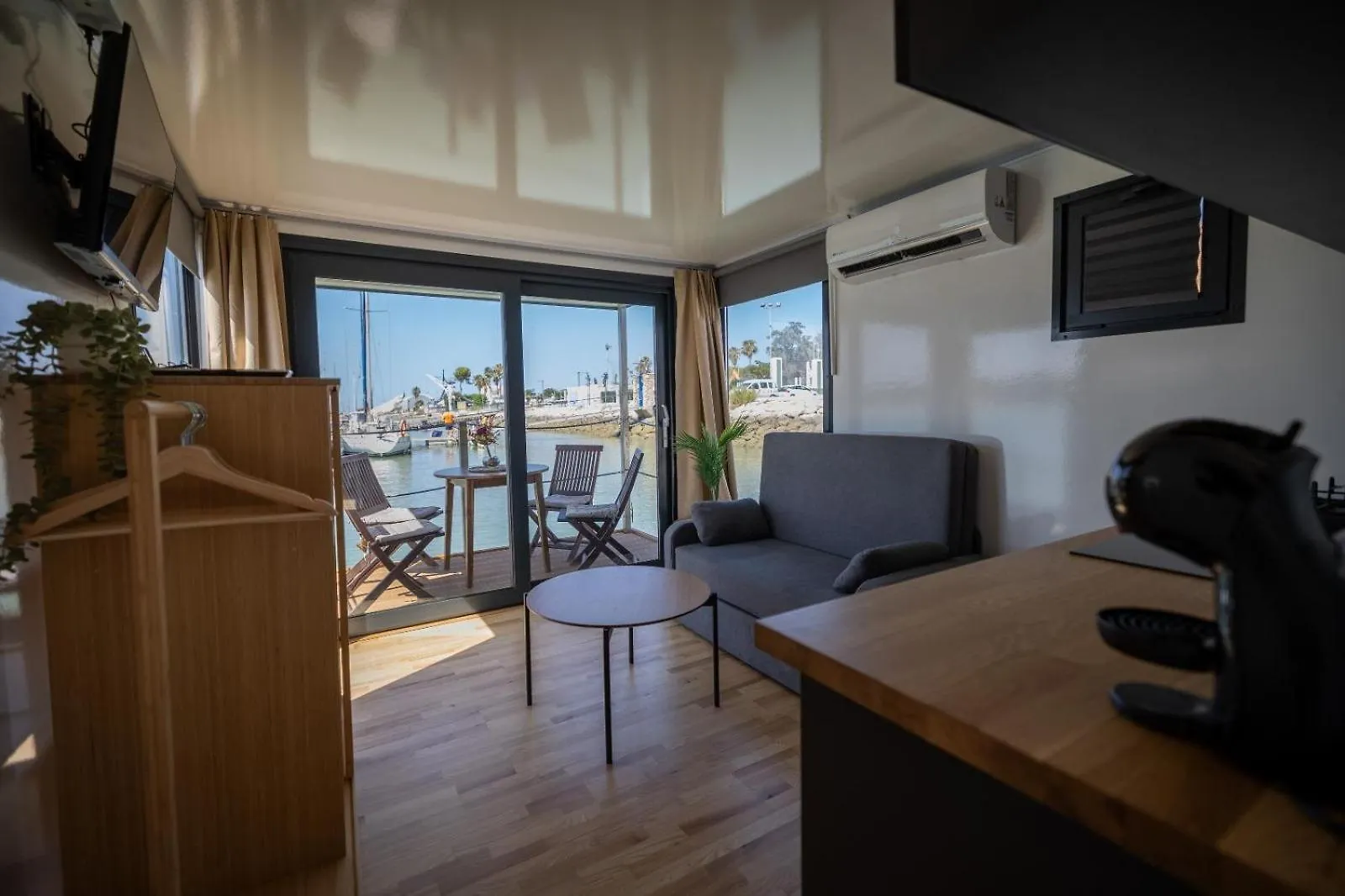 The Boathouse Company - Casa Flotante Experience - Real Club Nautico, El Puerto De Santa Maria 호텔