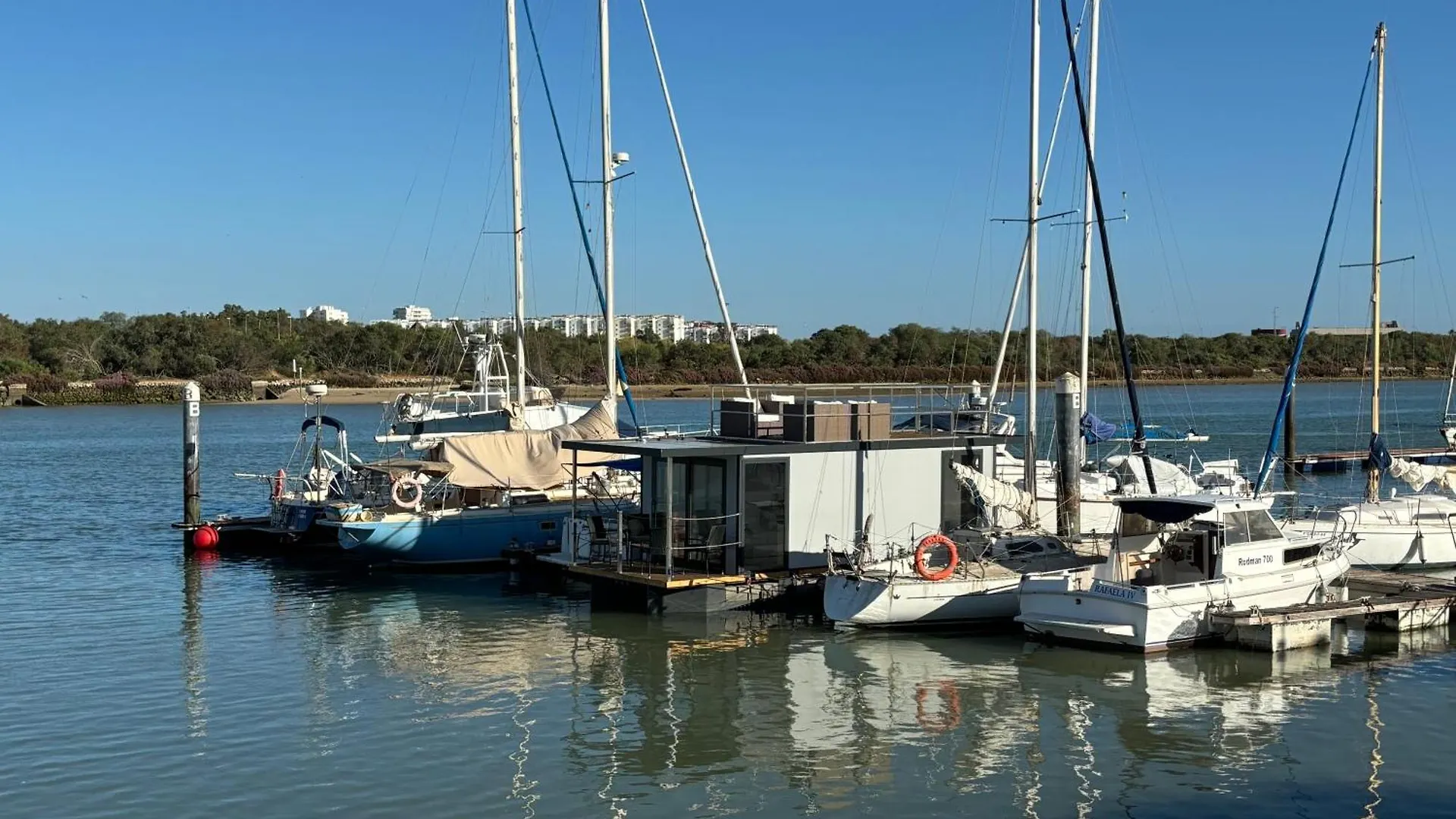 Botel The Boathouse Company - Casa Flotante Experience - Real Club Nautico, El Puerto De Santa Maria Hotel