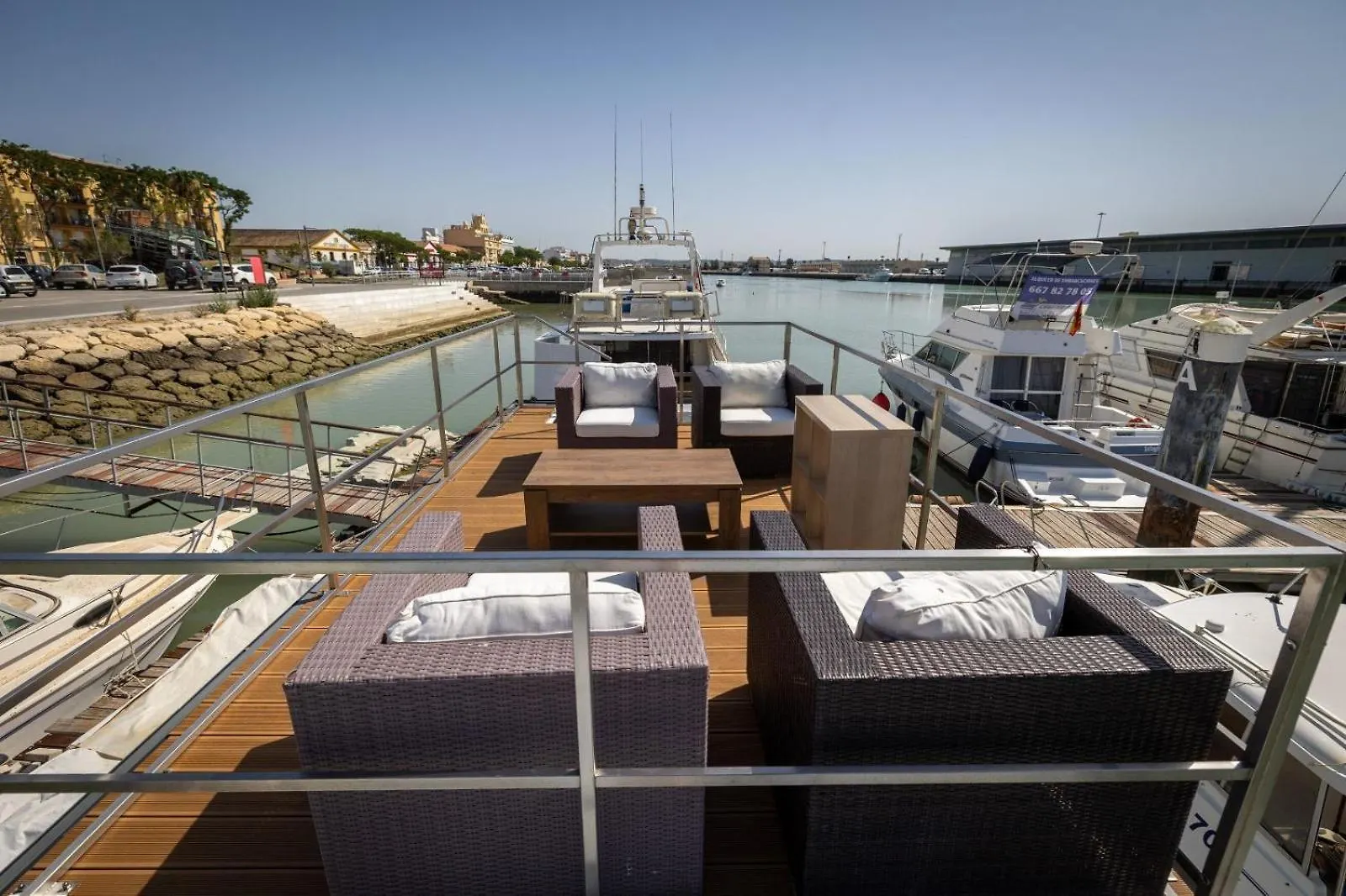 Botel The Boathouse Company - Casa Flotante Experience - Real Club Nautico, El Puerto De Santa Maria Hotel